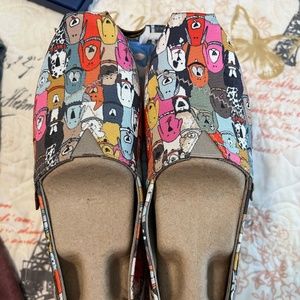 Skechers BOBs plush wag party